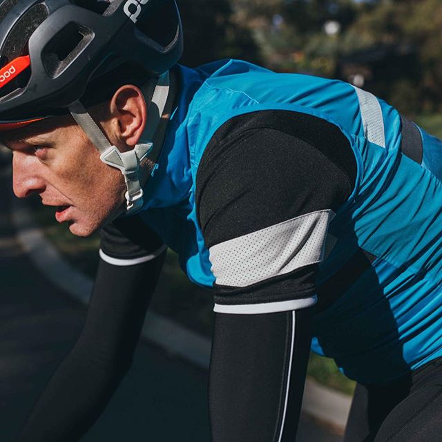 I'm not going to stand on a soap box to tell you what to wear but the new @rapha brevet range is really nice.